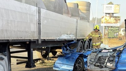 Tragiczny wypadek w Chyżnem. Auto wbiło się pod ciężarówkę, nie żyje młoda kobieta 