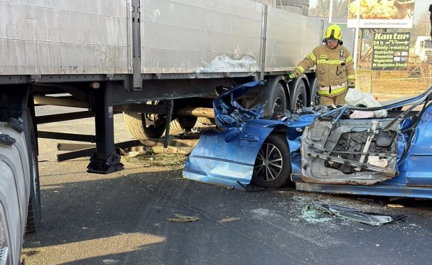 Tragiczny wypadek w Chyżnem. Auto wbiło się pod ciężarówkę, nie żyje młoda kobieta 