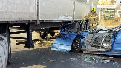Tragiczny wypadek w Chyżnem. Auto wbiło się pod ciężarówkę, nie żyje młoda kobieta 