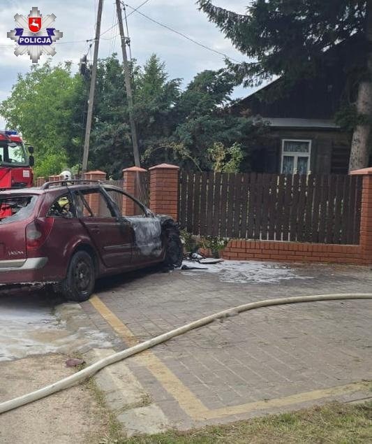 Tragiczny wypadek w Łanach k. Puław. Kobieta prowadząca renault uderzyła w ogrodzenie, auto stanęło w płomieniach. /Lubelska Policja /