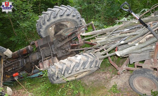 Tragiczny wypadek w lesie. Mężczyzna zginął przygnieciony przez ciągnik