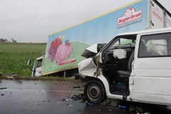 Tragiczny wypadek w Łódzkiem, bus zderzył się z tirem