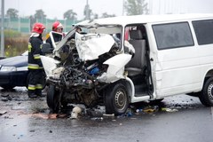Tragiczny wypadek w Łódzkiem, bus zderzył się z tirem