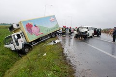 Tragiczny wypadek w Łódzkiem, bus zderzył się z tirem