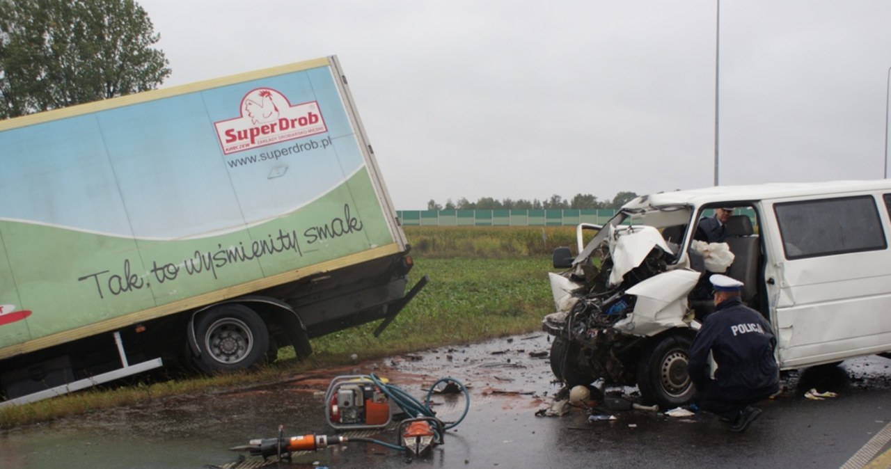 Tragiczny wypadek w Łódzkiem, bus zderzył się z tirem