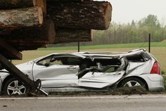 Tragiczny wypadek w Małopolsce. Naczepa tira zmiażdżyła samochody