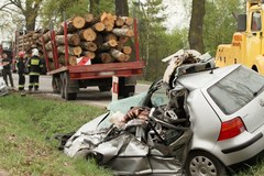 Tragiczny wypadek w Małopolsce. Naczepa tira zmiażdżyła samochody