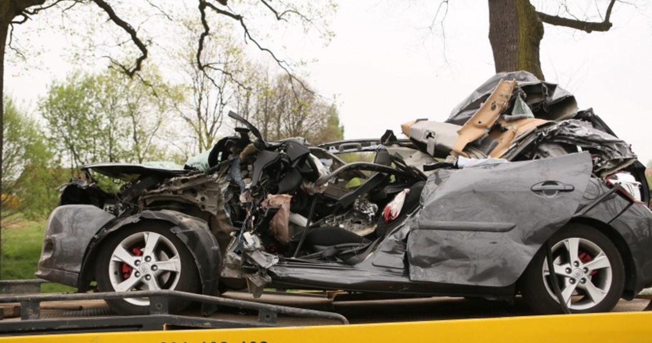 Tragiczny wypadek w Małopolsce. Naczepa tira zmiażdżyła samochody