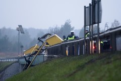 Tragiczny wypadek w Pile. Tir wpadł do rzeki 