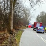 Tragiczny wypadek w Pomorskiem. Auto uderzyło w drzewo, 2 osoby nie żyją 