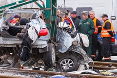 Tragiczny wypadek w Poznaniu - samochód wjechał w słup trakcji tramwajowej