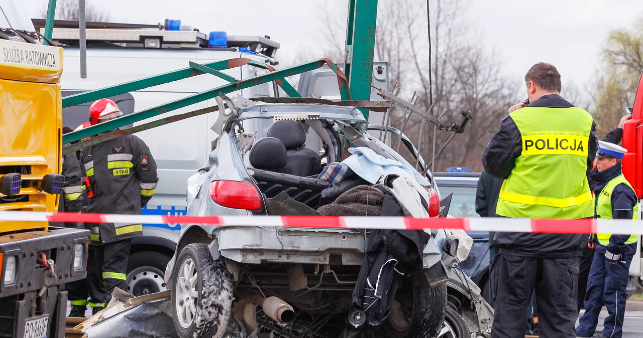 Tragiczny wypadek w Poznaniu - samochód wjechał w słup trakcji tramwajowej