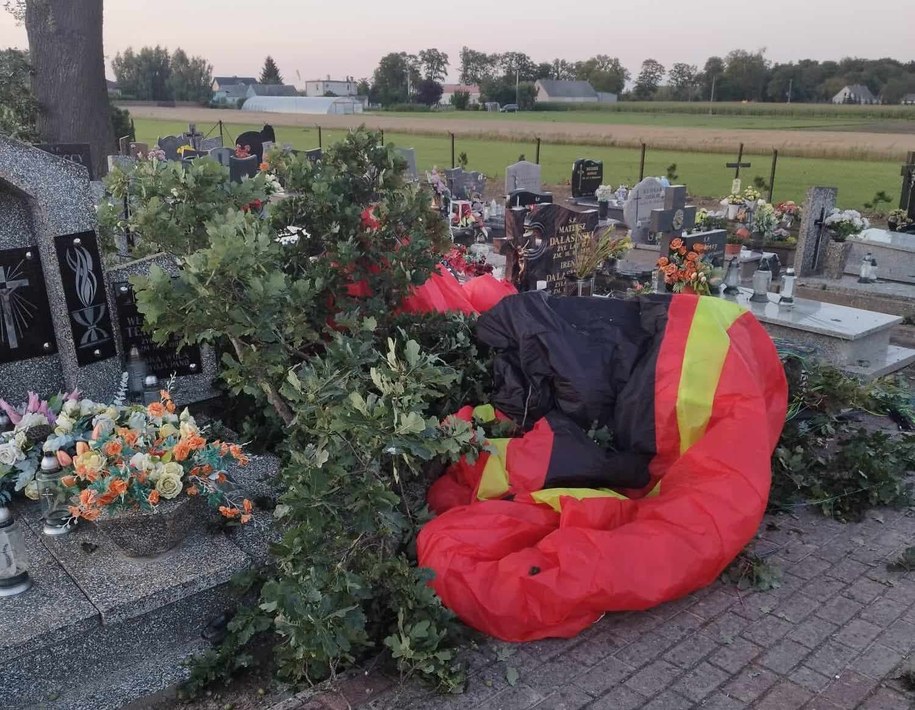 Tragiczny wypadek w Sędzinie. Motoparalotniarz spadł na cmentarz /KPP w Aleksandrowie Kujawskim /Policja