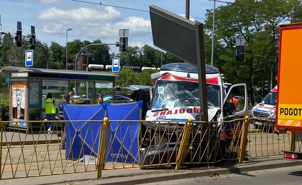 Tragiczny wypadek w Szczecinie. Ambulans wjechał w przystanek 