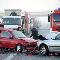 W Morzyczynie na oblodzonej drodze zderzyły się 3 auta