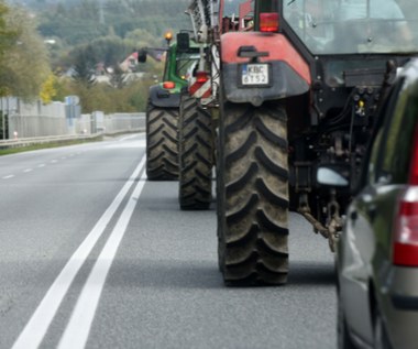 Traktor i podwójna linia ciągła. Wolno wyprzedzać czy wprost przeciwnie?