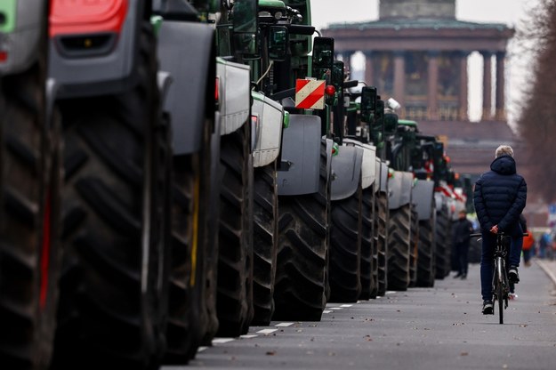 Traktory niemieckich rolników blokujące ulicę w centrum Berlina. /FILIP SINGER /PAP/EPA