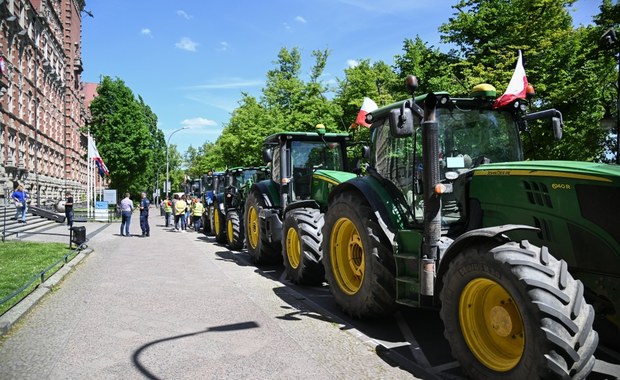 ​Traktory przed urzędem wojewódzkim w Szczecinie. Protest może potrwać do piątku