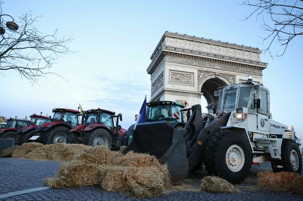 Traktory zaparkowane przy Łuku Triumfalnym /THOMAS SAMSON/AFP /East News