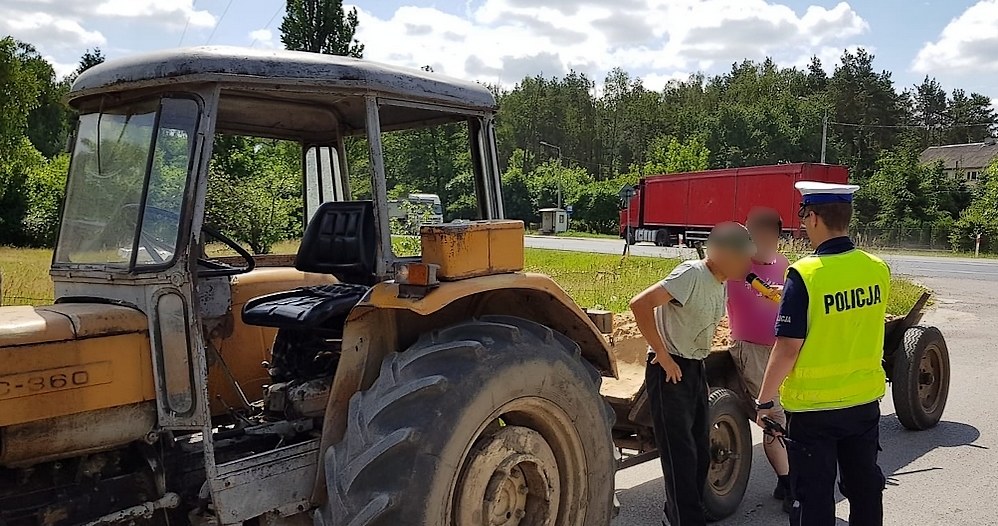 Traktorzysta przyznał, że... wypił wódkę /Policja