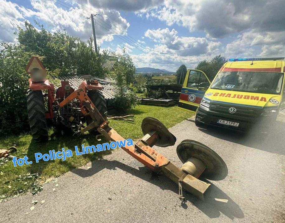 Traktorzysta uderzył w szopę /Policja Limanowa /Policja