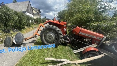 Traktorzysta z ośmioma promilami! Staranował drzewo i szopę