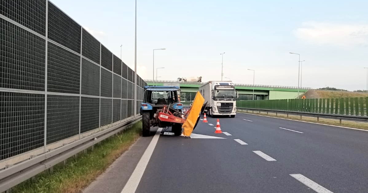 Traktorzysta został zatrzymany tuż przed zjazdem z autostrady /Policja