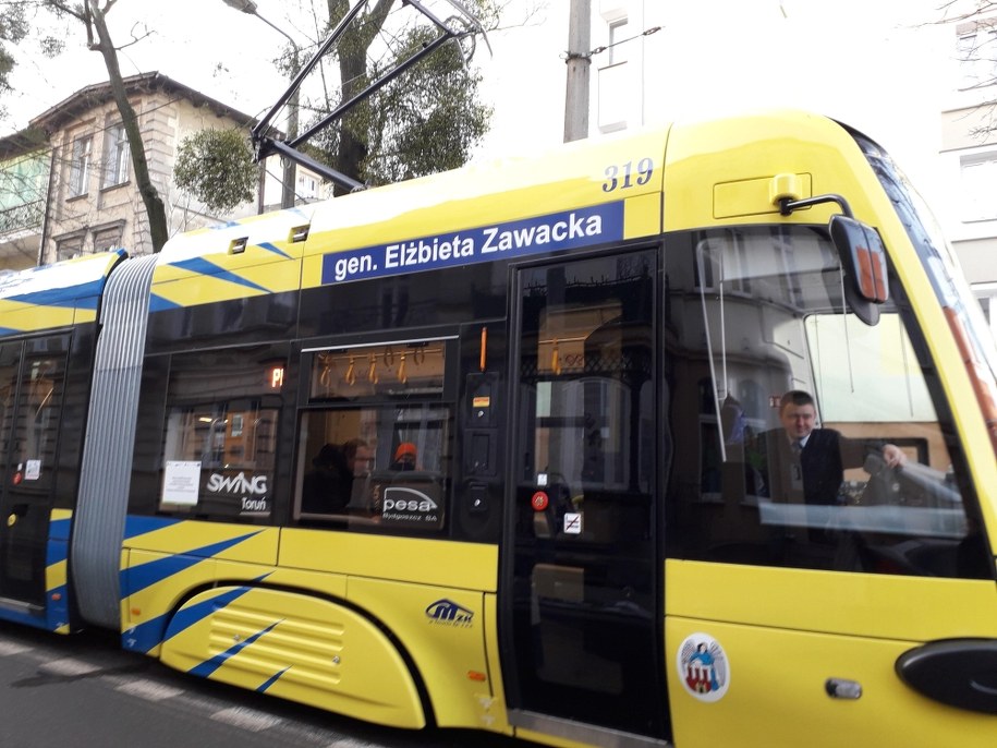 Tramwaj, któremu patronuje Elżbieta Zawacka /MZK Toruń /