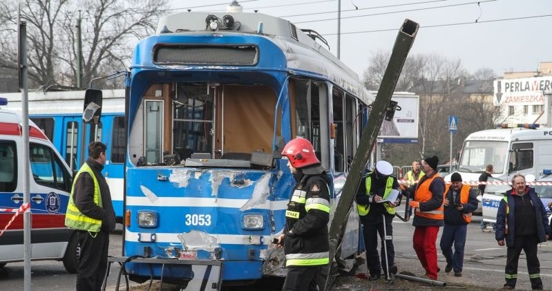 Tramwaj ma bardzo ograniczone możliwości uniknięcia wypadku, a skutki zderzenia z nim są zwykle poważne /Jan Graczyński /East News