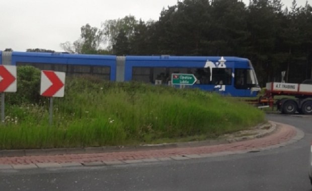 Tramwaj na lawecie zablokował rondo w Cedzynie