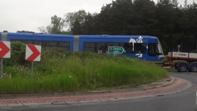 Tramwaj na lawecie zablokował rondo w Cedzynie
