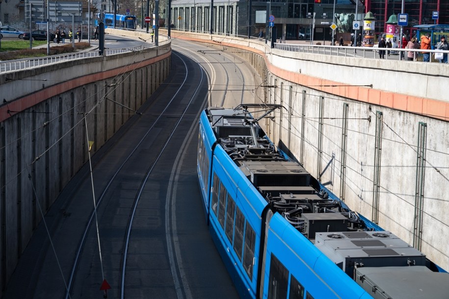 Tramwaj na rondzie Mogilskim w Krakowie. /Shutterstock