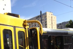 Tramwaj uderzył w autobus w Warszawie