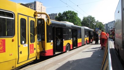 Tramwaj uderzył w autobus w Warszawie