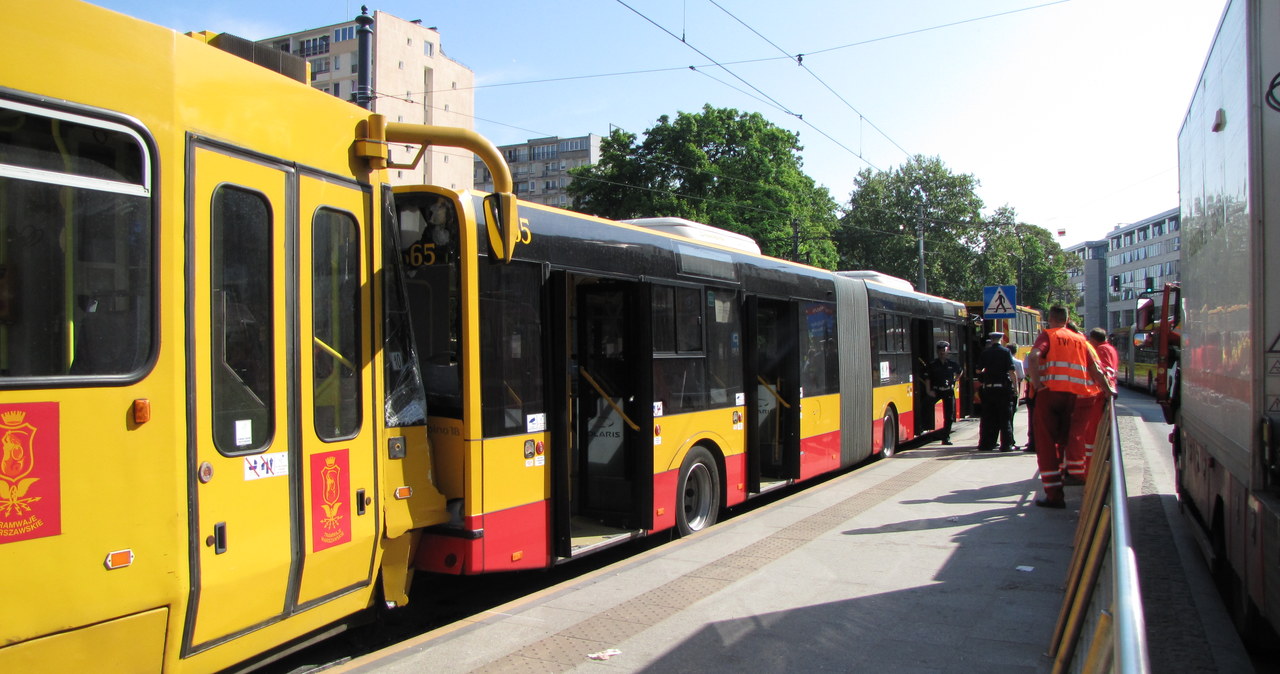 Tramwaj uderzył w autobus w Warszawie