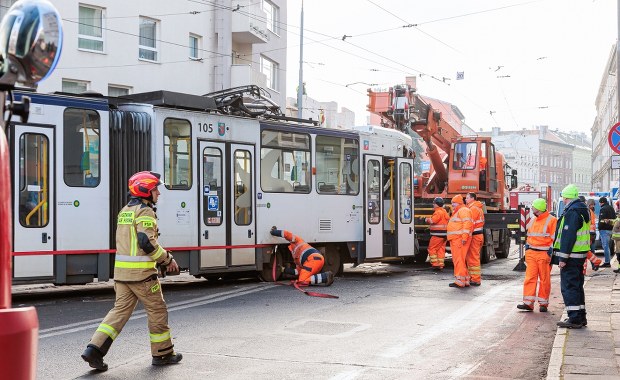 ​Tramwaj uderzył w kamienicę w Szczecinie. Trzech pasażerów w szpitalu