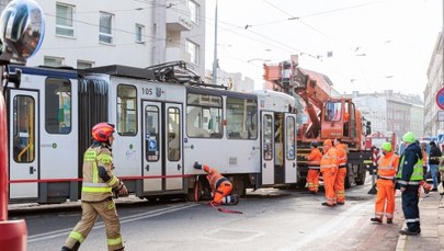 ​Tramwaj uderzył w kamienicę w Szczecinie. Trzech pasażerów w szpitalu