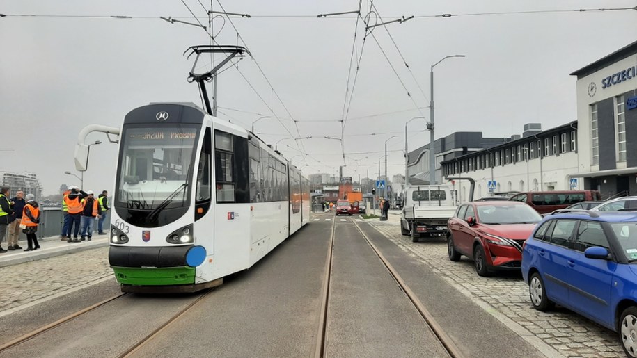 Tramwaj wrócił na tory przed dworcem Szczecin Główny, na razie na chwilę /Tramwaje Szczecińskie /