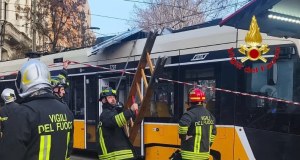 Tramwaj wykoleił się i uderzył w budynek. Jedna osoba nie żyje