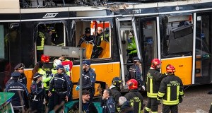 Tramwaj wykoleił się i uderzył w budynek. Są ofiary śmiertelne