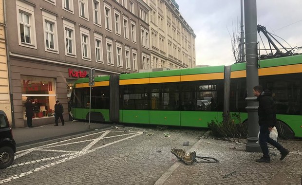 Tramwaj wykoleił się i wjechał w kamienicę w centrum Poznania