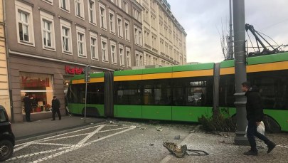 Tramwaj wykoleił się i wjechał w kamienicę w centrum Poznania