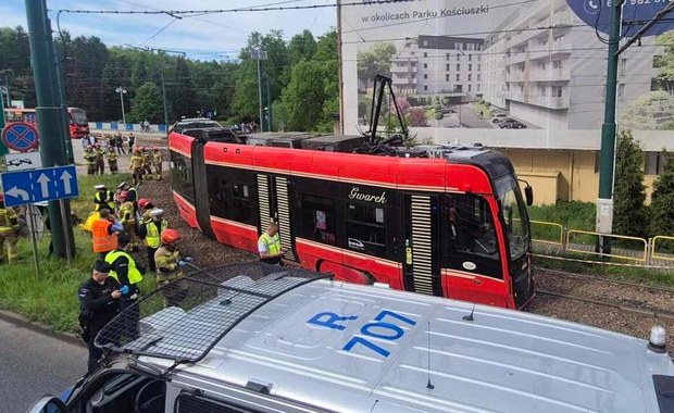 Tramwaj wykoleił się w centrum Katowic. Kilkanaście osób poszkodowanych