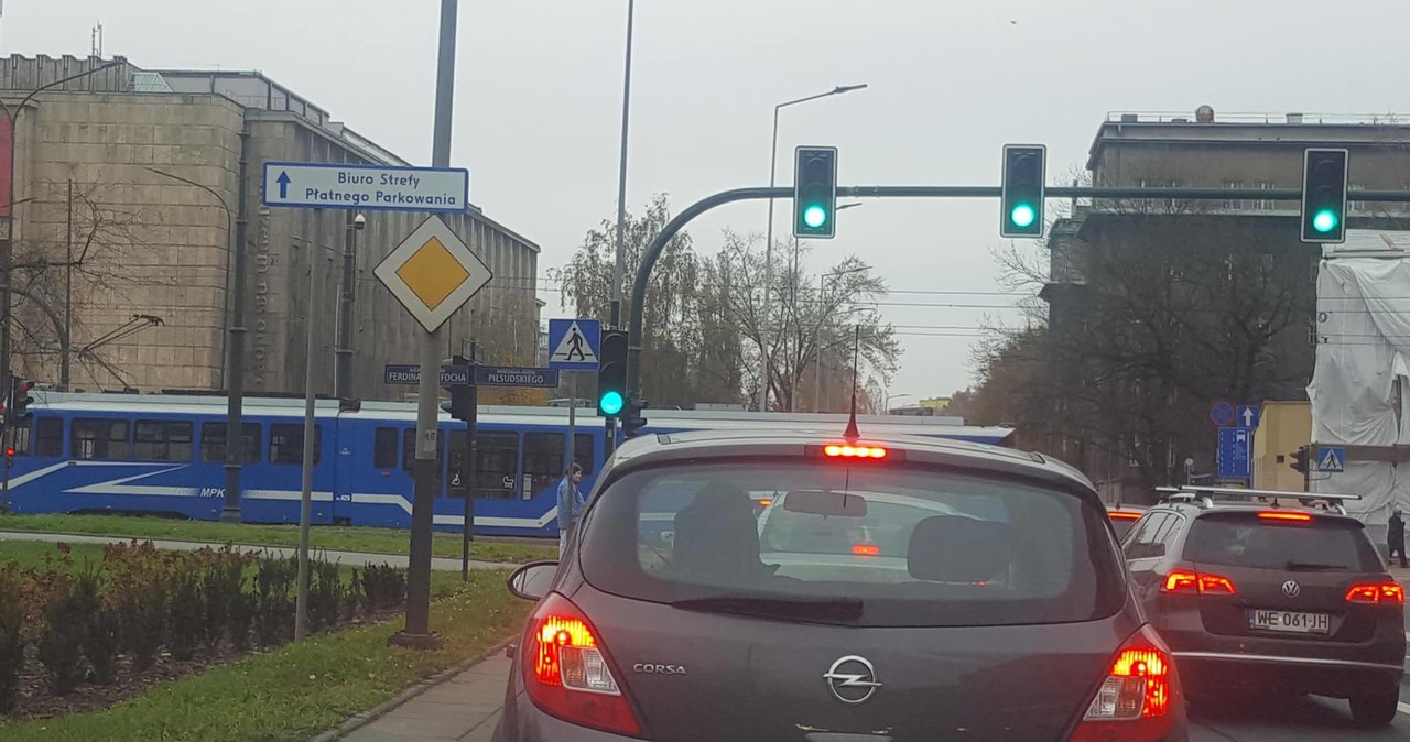 Tramwaj zablokował Aleje Trzech Wieszczów w Krakowie /INTERIA.PL