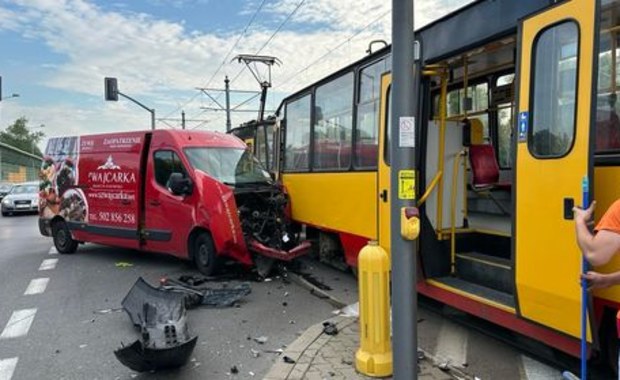 Tramwaj zderzył się z autem osobowym. Są utrudnienia 