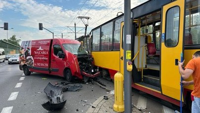 Tramwaj zderzył się z autem osobowym. Są utrudnienia 