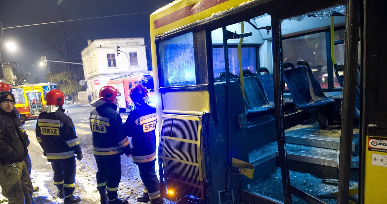 Tramwaj zderzył się z autobusem, 8 osób rannych