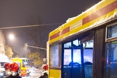 Tramwaj zderzył się z autobusem, 8 osób rannych