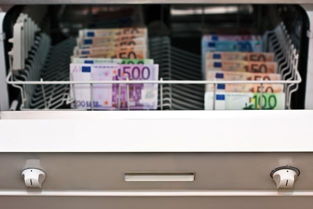 Transakcje gotówkowe pod stołem, bez podatku, szacuje się na 200 miliardów złotych /&copy;123RF/PICSEL