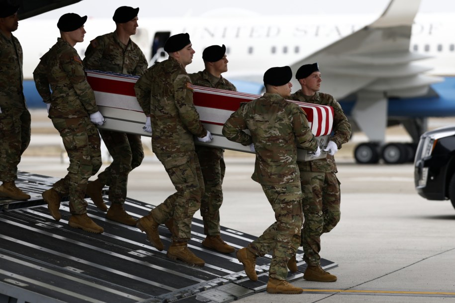 Transfer ciał amerykańskich żołnierzy, którzy zginęli na Bliskim Wschodzie /EPA/WILL OLIVER /PAP/EPA